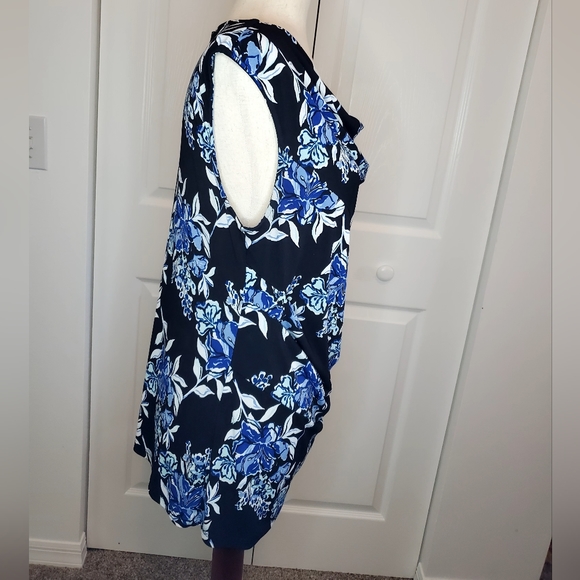 Ann Taylor Women's Large Navy Blue with flowers sleeveless blouse. - Picture 4 of 5